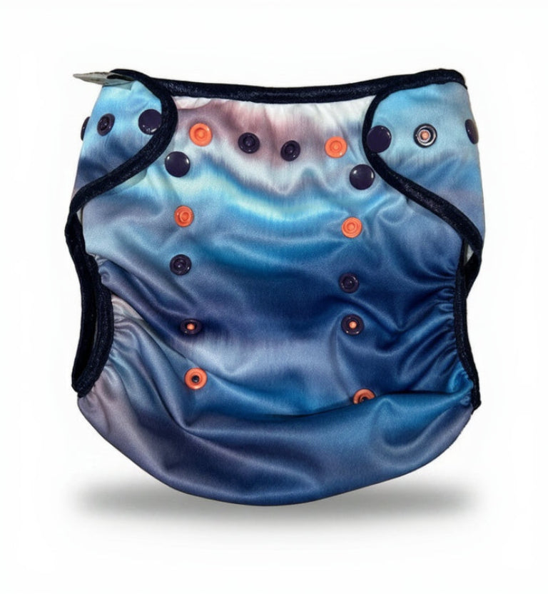 Stoffwindel-PUL-Überhose mit blau-rosa Farbverlauf in Größe Onesize zugeknöpft in der größten Einstellung auf weißem Hintergrund.